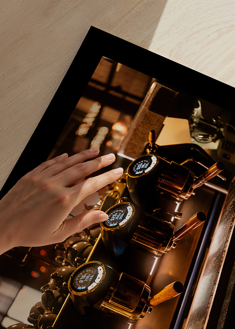 Un moment magique autour d'un café, capturé sous une lumière dorée.-12