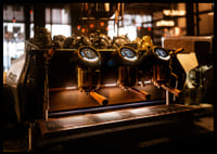 Un moment magique autour d'un café, capturé sous une lumière dorée.-2