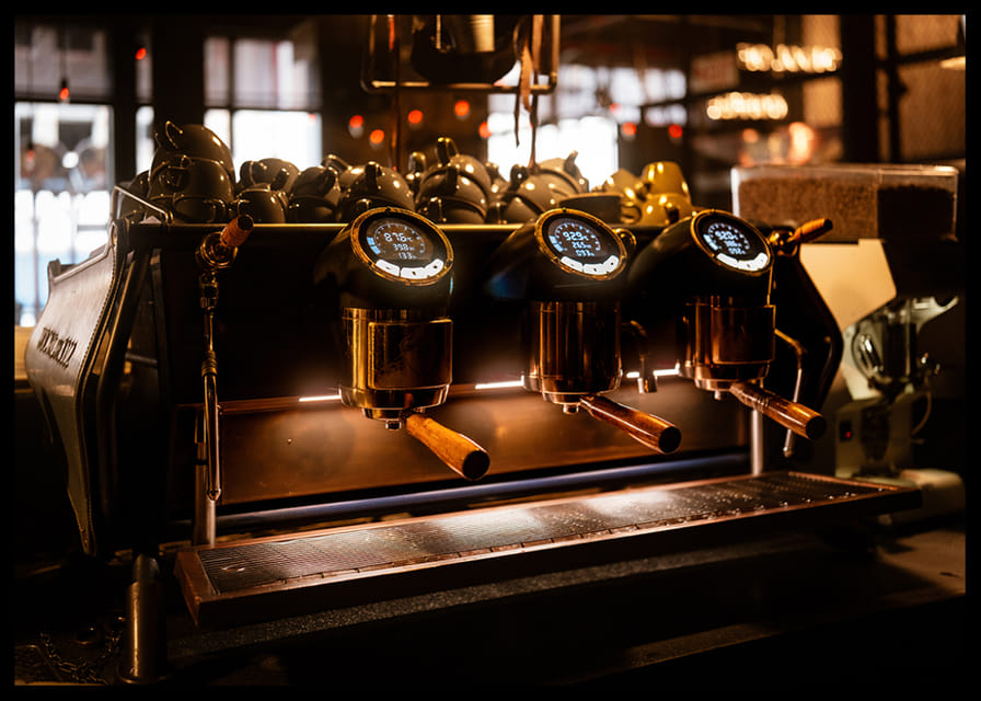 Un moment magique autour d'un café, capturé sous une lumière dorée.-12