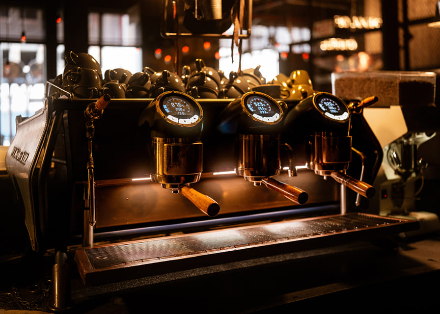 Un moment magique autour d'un café, capturé sous une lumière dorée.-12