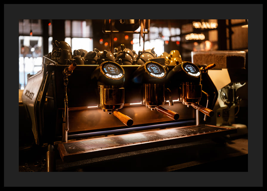 Un moment magique autour d'un café, capturé sous une lumière dorée.-12
