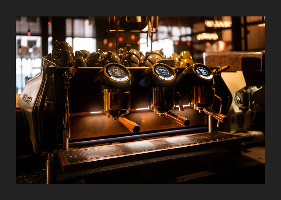 Un moment magique autour d'un café, capturé sous une lumière dorée.-12