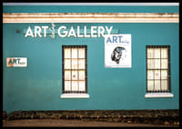 Une façade turquoise éclatante attire les visiteurs dans un univers de créativité.-2