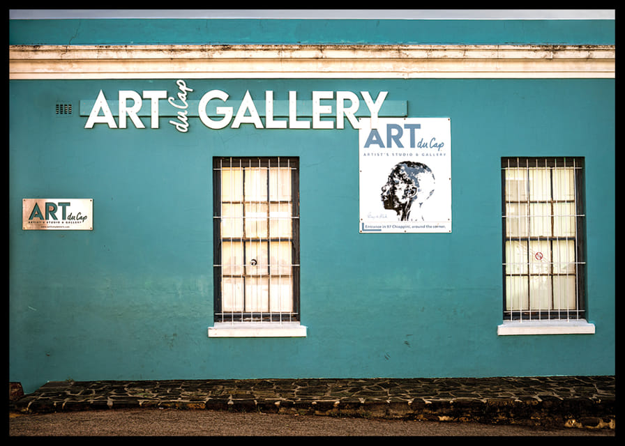 Une façade turquoise éclatante attire les visiteurs dans un univers de créativité.-12