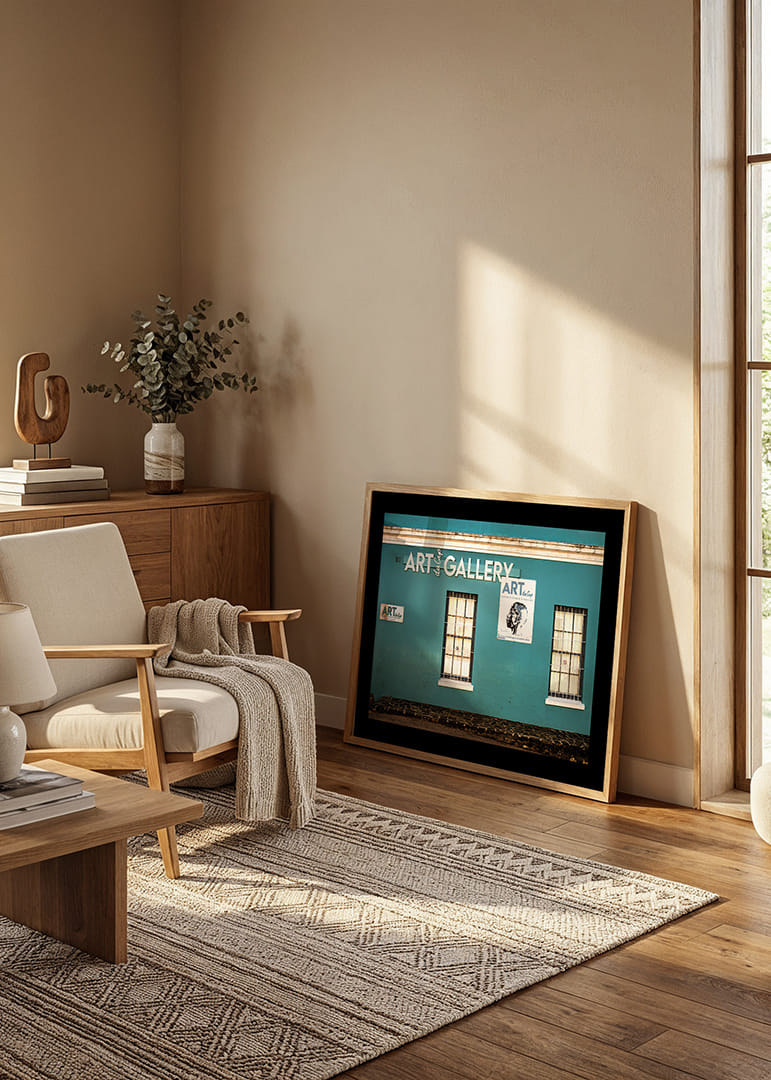 Une façade turquoise éclatante attire les visiteurs dans un univers de créativité.-12