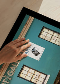 Une façade turquoise éclatante attire les visiteurs dans un univers de créativité.-5