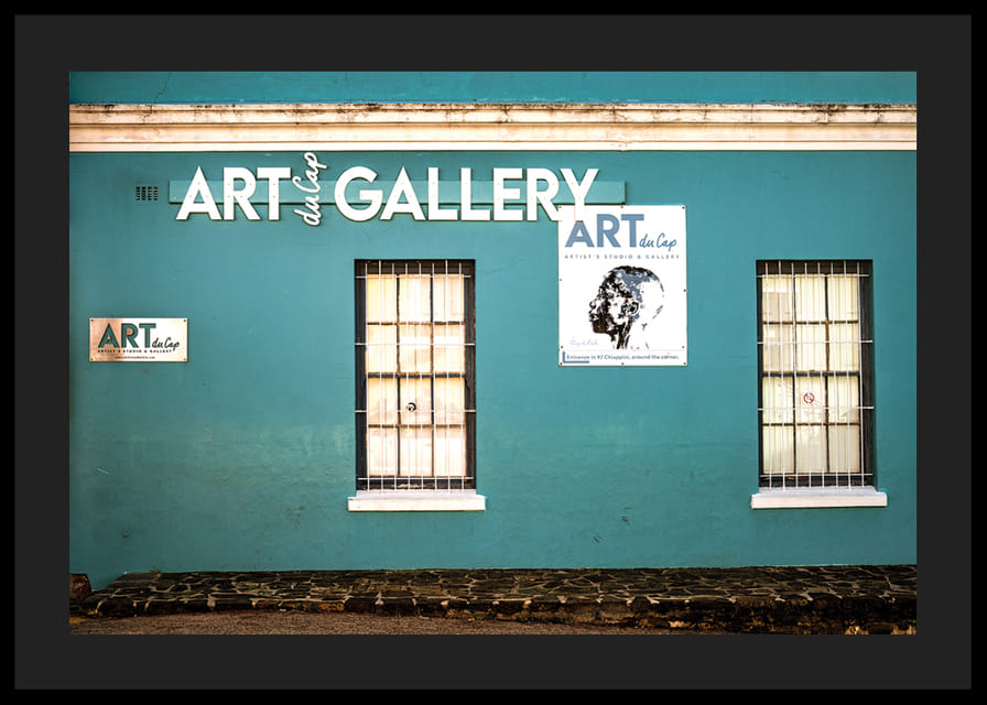 Une façade turquoise éclatante attire les visiteurs dans un univers de créativité.-12