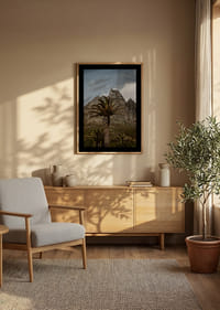 Des montagnes escarpées côtoient une végétation luxuriante de palmiers dans un panorama époustouflant.-4