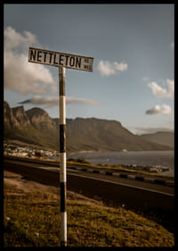 Un panneau routier indiquant la direction des montagnes et de la mer dans la lueur du coucher de soleil.-2