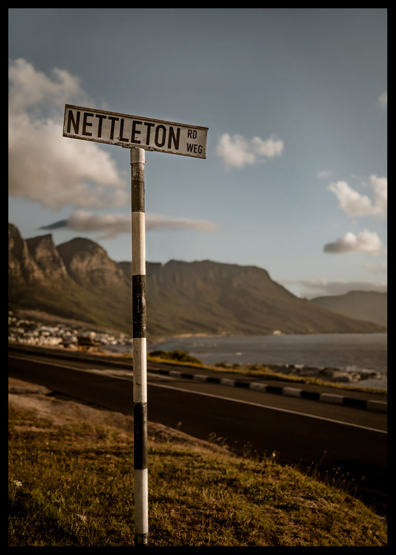 Un panneau routier indiquant la direction des montagnes et de la mer dans la lueur du coucher de soleil.-12