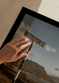 Un panneau routier indiquant la direction des montagnes et de la mer dans la lueur du coucher de soleil.-5