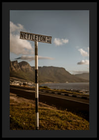 Un panneau routier indiquant la direction des montagnes et de la mer dans la lueur du coucher de soleil.-0