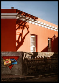 Le jeu d'ombres du soleil donne vie à une façade colorée.-2