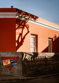 Le jeu d'ombres du soleil donne vie à une façade colorée.-3