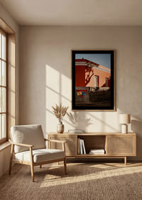 Le jeu d'ombres du soleil donne vie à une façade colorée.-4