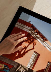 Le jeu d'ombres du soleil donne vie à une façade colorée.-5