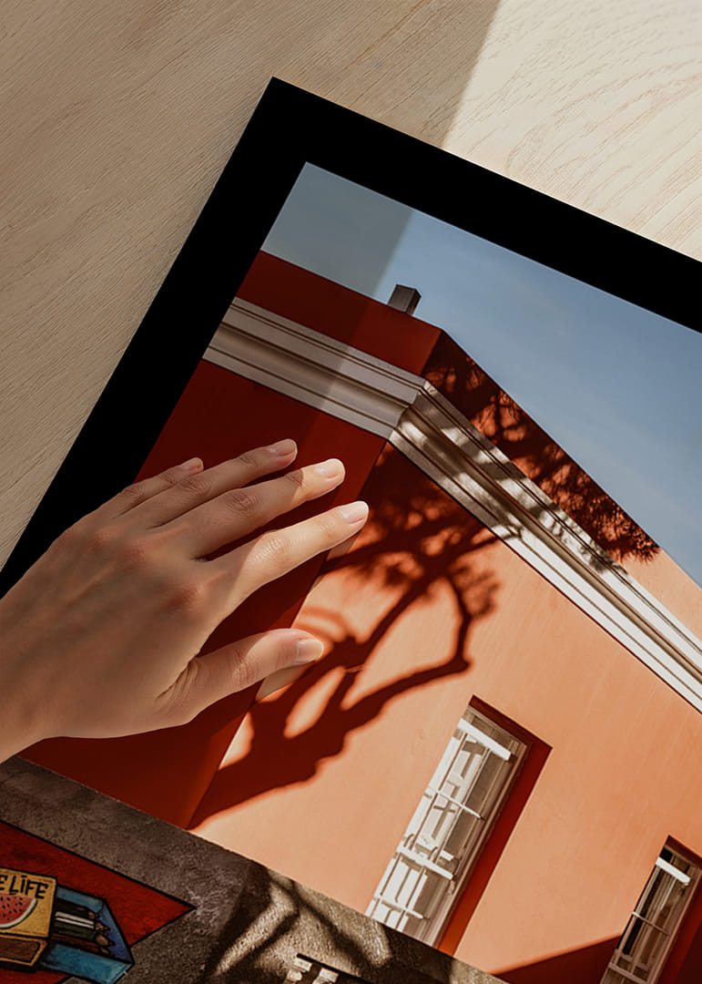 Le jeu d'ombres du soleil donne vie à une façade colorée.-12