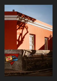 Le jeu d'ombres du soleil donne vie à une façade colorée.-1