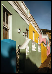 Des maisons colorées illuminent la rue de vie et d'énergie.-2