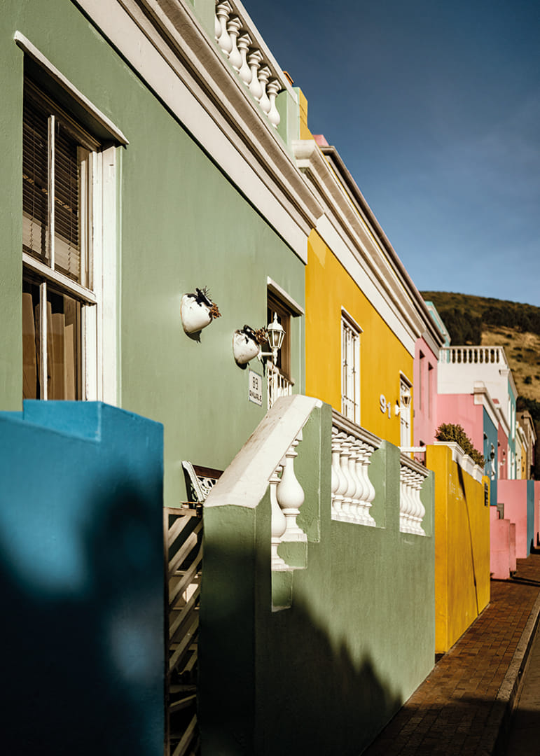 Des maisons colorées illuminent la rue de vie et d'énergie.-12