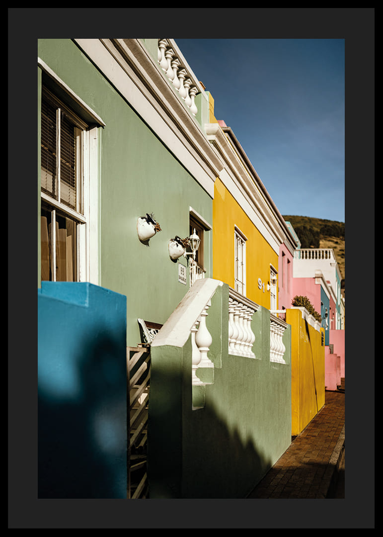 Des maisons colorées illuminent la rue de vie et d'énergie.-12
