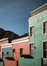 Des maisons colorées contrastent fortement avec la silhouette des montagnes.-3
