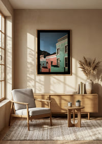 Des maisons colorées contrastent fortement avec la silhouette des montagnes.-4