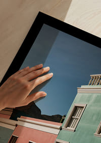 Des maisons colorées contrastent fortement avec la silhouette des montagnes.-5