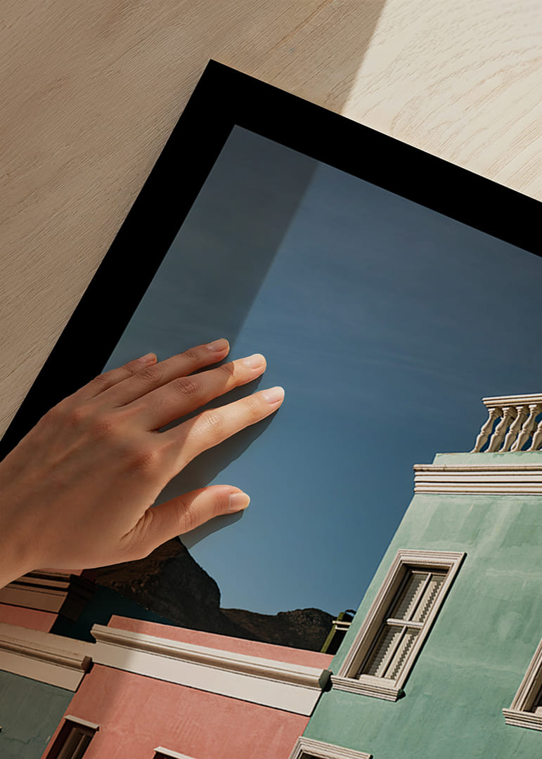 Des maisons colorées contrastent fortement avec la silhouette des montagnes.-12