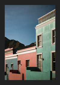 Des maisons colorées contrastent fortement avec la silhouette des montagnes.-1