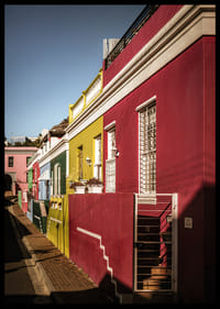 Les maisons colorées baignées de soleil créent une atmosphère vibrante.-2