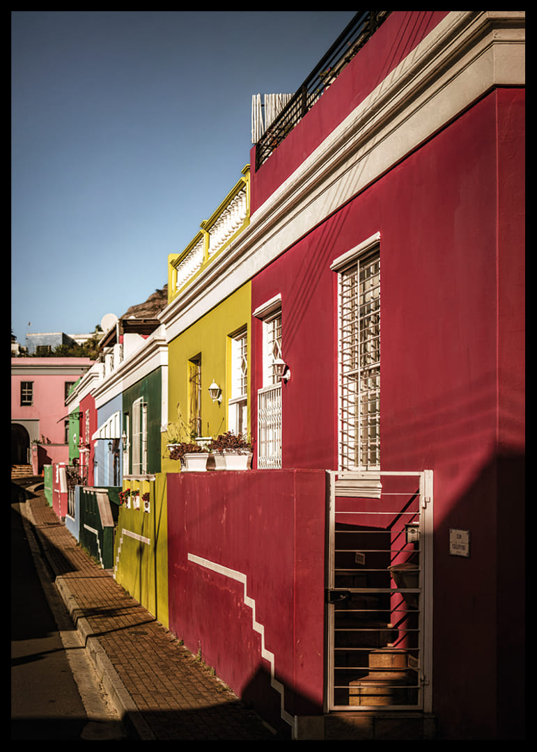 Les maisons colorées baignées de soleil créent une atmosphère vibrante.-12