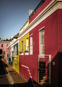 Les maisons colorées baignées de soleil créent une atmosphère vibrante.-3
