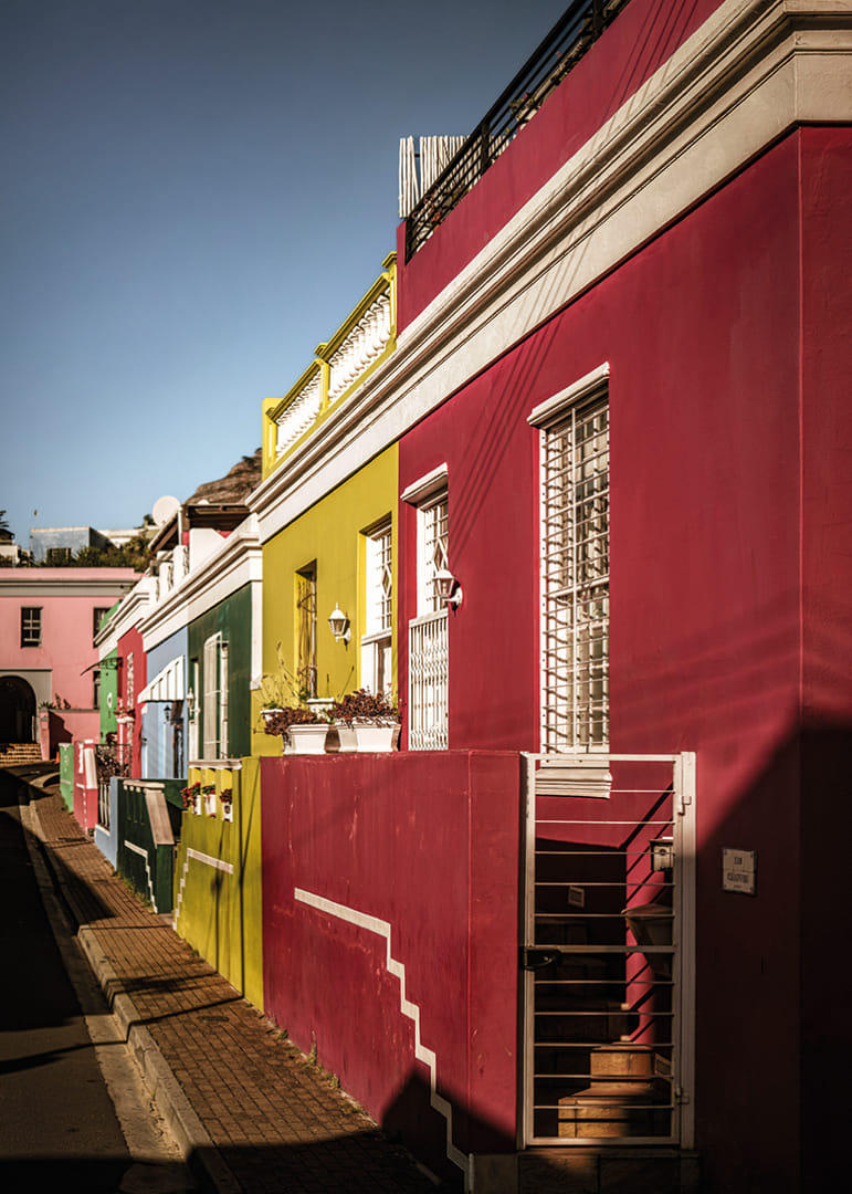 Les maisons colorées baignées de soleil créent une atmosphère vibrante.-12