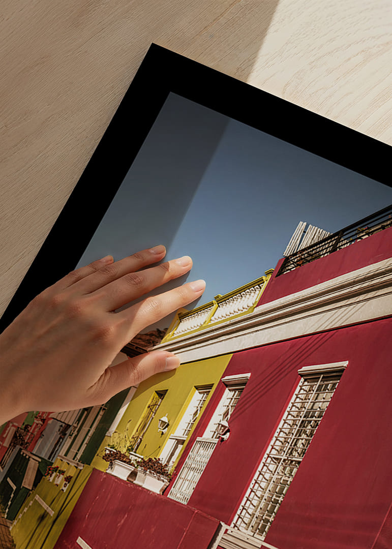 Les maisons colorées baignées de soleil créent une atmosphère vibrante.-12