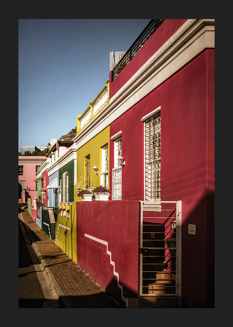 Les maisons colorées baignées de soleil créent une atmosphère vibrante.-12