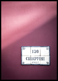 Élégant mur violet orné d'un charmant panneau indiquant le nom de la rue.-2