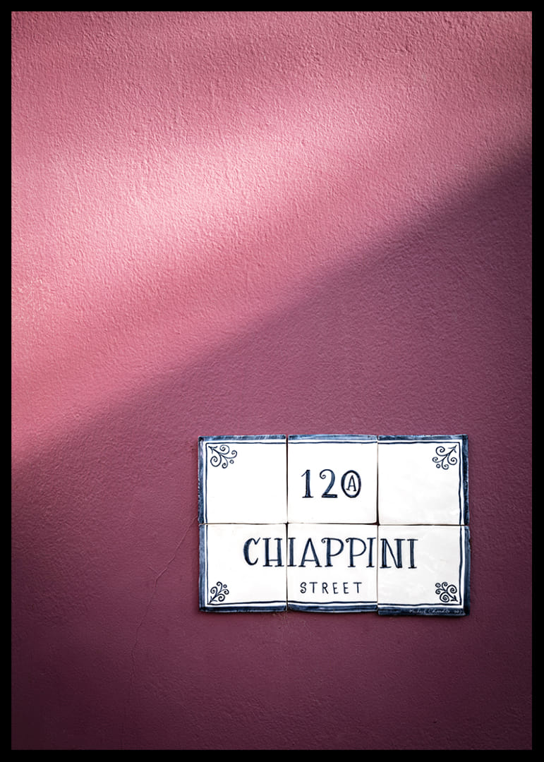 Élégant mur violet orné d'un charmant panneau indiquant le nom de la rue.-12