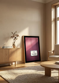 Élégant mur violet orné d'un charmant panneau indiquant le nom de la rue.-4