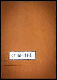 Élément mural couleur terre cuite chaude avec un nom de rue élégant.-2