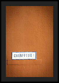 Élément mural couleur terre cuite chaude avec un nom de rue élégant.-0