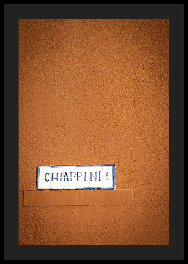 Élément mural couleur terre cuite chaude avec un nom de rue élégant.-12