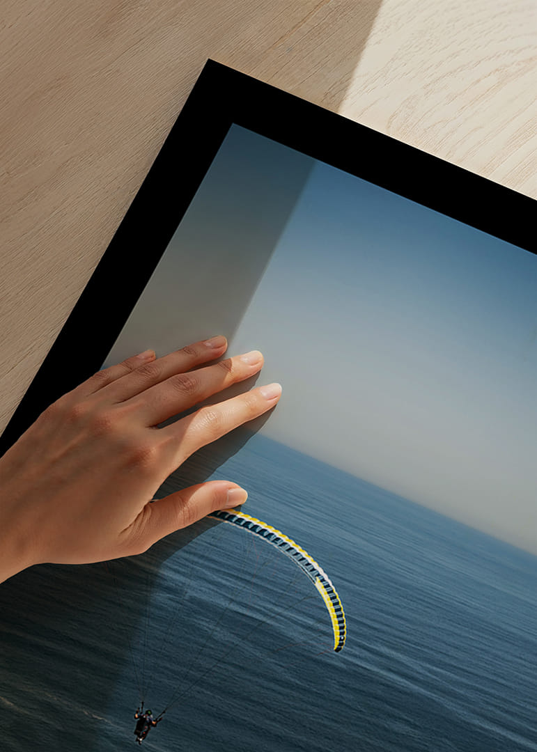 Un parapentiste plane majestueusement au-dessus de la mer et de la ville.-12