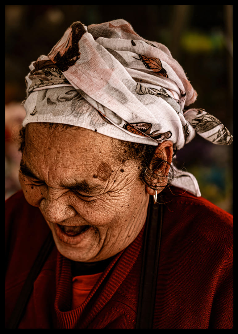Une femme âgée sourit dans une ambiance chaleureuse et rustique.-12