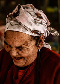Une femme âgée sourit dans une ambiance chaleureuse et rustique.-3
