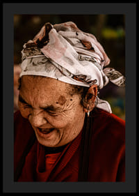 Une femme âgée sourit dans une ambiance chaleureuse et rustique.-0