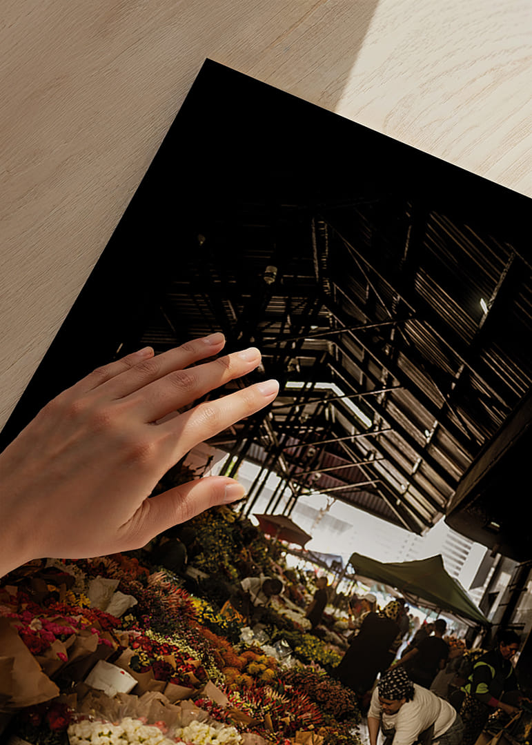 Marché florissant baigné d'ombres et de lueurs colorées.-12