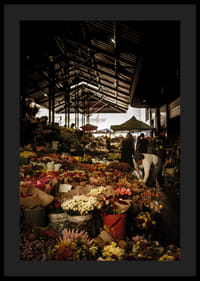 Marché florissant baigné d'ombres et de lueurs colorées.-0