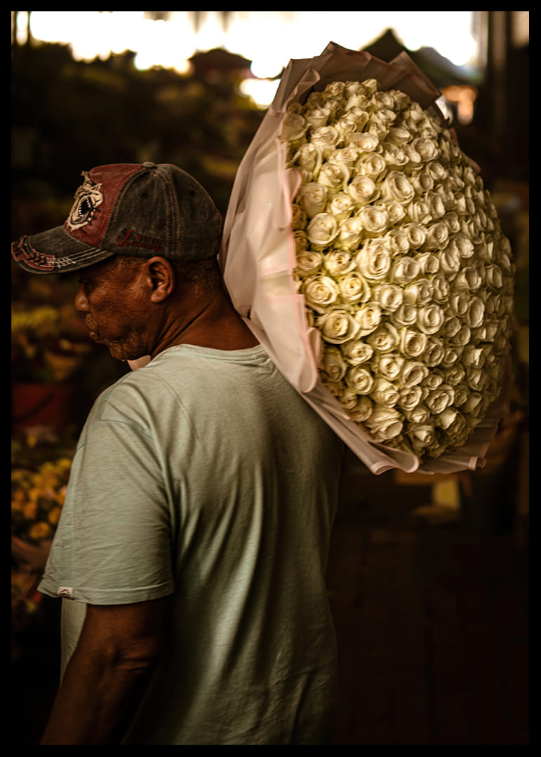 Café chaleureux avec éclairage vintage et intérieur en bois.-12