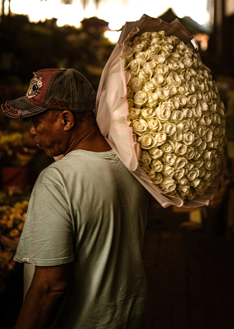 Café chaleureux avec éclairage vintage et intérieur en bois.-12